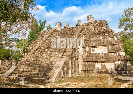 Kleine Maya Pyramide in den Wald, Chichen Itza, Yucatan, Mexiko Stockfoto