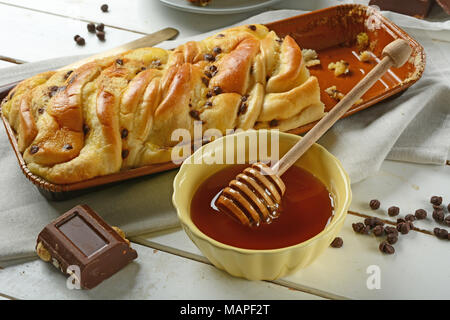 Brioche mit Schokolade und Honig - Kuchen geformt Geflecht: Detailansicht Stockfoto