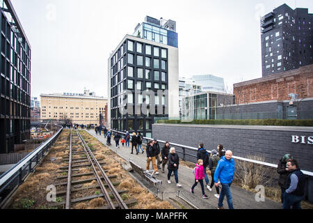 NEW YORK CITY - 29. MÄRZ 2018: Blick von der High Line Park in Manhattan auf einem März Tag mit Menschen sichtbar. Stockfoto