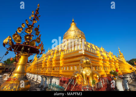 Der Shwezigon Pagode in Nyaung U Bagan, Myanmar (Birma). Stockfoto