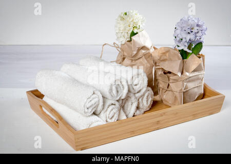 Blumen Zusammensetzung mit lila Hyazinthen. Frühling Blumen auf weißem Hintergrund. Ostern Konzept. Stockfoto