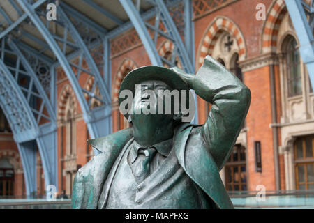 John Betjeman Statue am Bahnhof St Pancras, London Stockfoto