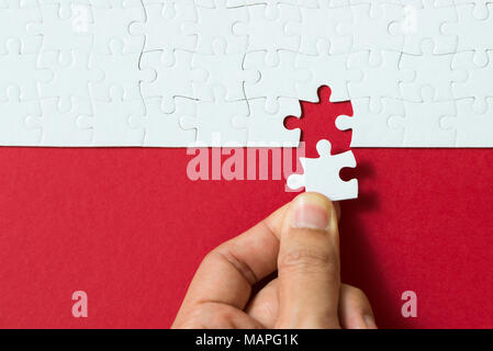 Roter Hintergrund von Jigsaw puzzle gemacht Stockfoto