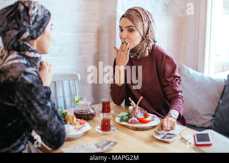 Zwei muslimischen Frauen im Cafe, Freunde treffen Stockfoto