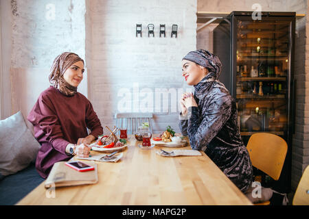 Zwei muslimischen Frauen im Cafe, Freunde treffen Stockfoto