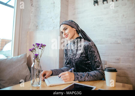 Muslimische Frau im Cafe arbeiten Stockfoto