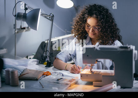 Weibchen ist der Ausarbeitung eines Entwurfs vor nähmaschine Stockfoto