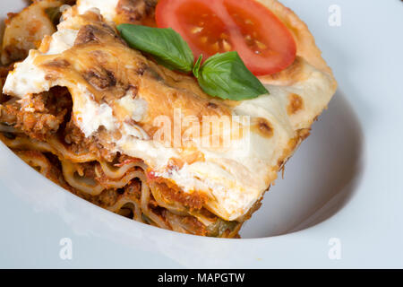 Ein englisches Pub/Restaurant Dish von Rindfleisch Lasagne Stockfoto