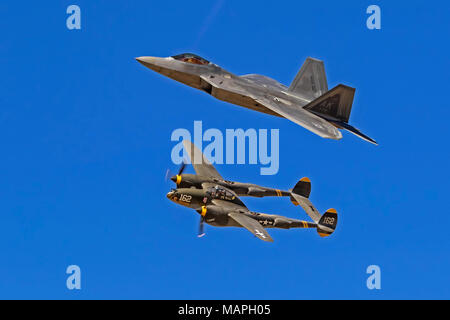 Flugzeuge P-38 Lightning und F-22 Raptor Heritage Flight Stockfoto