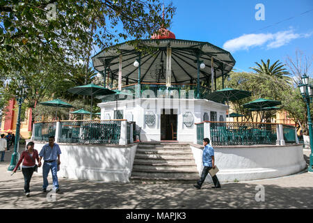 SAN CRISTOBAL DE LAS CASAS, MEXIKO - Pavillon auf dem Zocalo, dem zentralen Platz in San Cristobal de las Casas, Mexiko. Stockfoto