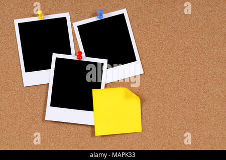 Leere Fotoprints mit gelben Haftnotiz zu einem Kork Pinnwand angeheftet. Stockfoto