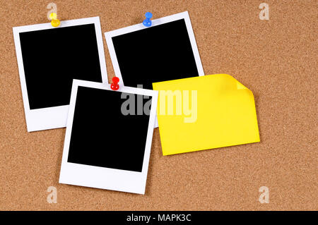 Leere Fotoprints mit gelben Haftnotiz zu einem Kork Pinnwand angeheftet. Stockfoto