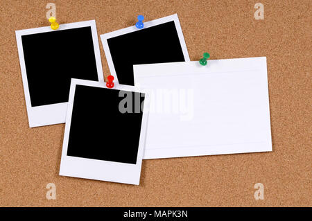 Leere Fotoprints mit Office index Karte mit einem Kork Pinnwand angeheftet. Stockfoto