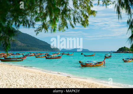 Viele Boote auf dem wunderschönen Meer Sand Beach auf Koh Lipe, Satun, Thailand Stockfoto