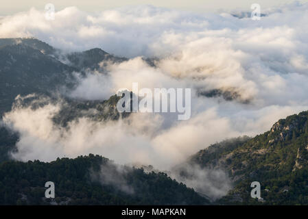 Luftaufnahme auf Berggipfeln mit Wolken bei Sonnenaufgang an Häfen de Beceite Nationalpark abgedeckt Stockfoto