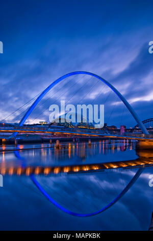 Millennium Bridge und The Sage Centre Gateshead Newcastle upon Tyne Northumberland England in der Dämmerung Stockfoto