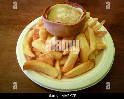 Schottische Fast Food - Torte und Späne Stockfoto