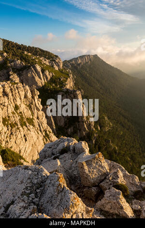 Felsige Landschaft auf dem Kamm eines Berges bei Sonnenaufgang an Häfen de Beceite National Park, Spanien Stockfoto