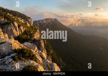 Felsige Landschaft auf dem Kamm eines Berges bei Sonnenaufgang an Häfen de Beceite National Park, Spanien Stockfoto