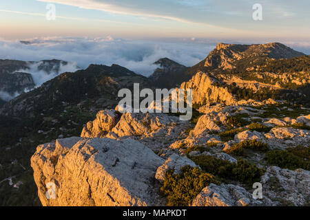 Felsige Landschaft auf dem Kamm eines Berges bei Sonnenaufgang an Häfen de Beceite National Park, Spanien Stockfoto