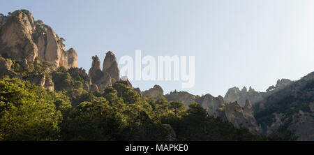 Bild an Häfen de Beceite Nationalpark, in dem die schöne felsige Hügel mit üppiger Vegetation und schönen Morgen Sonnenlicht, Spanien Stockfoto