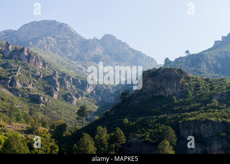 Bild an Häfen de Beceite Nationalpark, in dem die schöne felsige Hügel mit üppiger Vegetation und schönen Morgen Sonnenlicht, Spanien Stockfoto