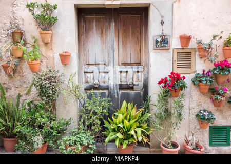 Traditionelles Haus Tür Eingang in Dorf Valldemossa, Mallorca, Spanien. Stockfoto