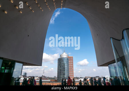 Besucher auf der Aussichtsplattform der Elbphilharmonie Plaza und Hanseatic Trade Center, Freie Hansestadt Hamburg, Deutschland | Besucher an der Elb Stockfoto