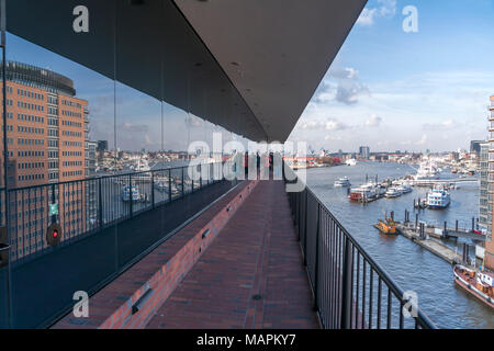 Besucher auf der Aussichtsplattform der Elbphilharmonie Plaza und der Hafen, Freie Hansestadt Hamburg, Deutschland | Besucher auf dem platfor Stockfoto