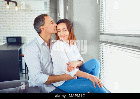 Reifes Paar glücklich Umarmen im Innenbereich. Stockfoto