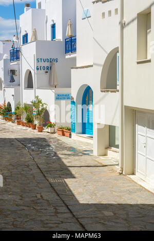 NAXOS, Griechenland - 22. Mai 2017: Schöne weißgetünchten griechischen Stil Architektur in Naxos (Chora) Stadt auf der Insel Naxos, Kykladen, Griechenland Stockfoto