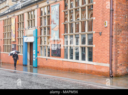 Die kulturellen Viertel entlang Guildhall Road an einem regnerischen Tag in Northampton, England. Stockfoto