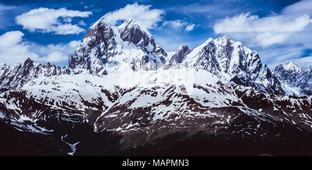 Panoramablick auf den Kaukasus Berge mit Schnee bedeckt, einschließlich einer berühmten gehörnten Gipfel Ushba (4690 m). Region Swanetien, Georgien Stockfoto