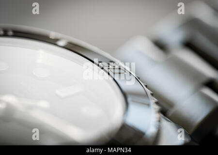 Nahaufnahme, flachen Mittelpunkt einer Ikonischen, Swiss made mechanische Taucher Herrenuhr. Diese mechanische, automatische Watch ist eine Rolex Submariner Herrenuhr. Stockfoto