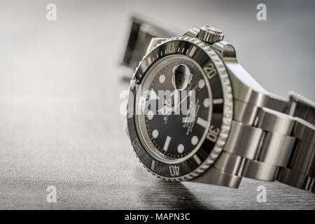 Nahaufnahme, flachen Mittelpunkt einer Ikonischen, Swiss made mechanische Taucher Herrenuhr. Diese mechanische, automatische Watch ist eine Rolex Submariner Herrenuhr. Stockfoto