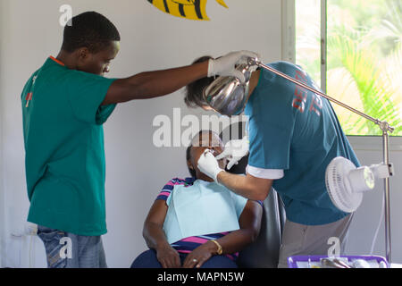 Sosúa, Provinz Puerto Plata, Dominikanische Republik - 11. Mai 2013: Freiwillige Zahnärzte arbeiten in der freien Klinik namens Monkey Jungle in der Dominikanischen Republik Stockfoto