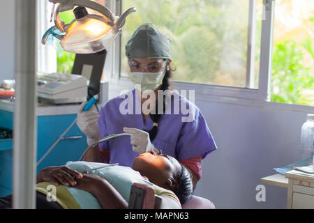 Sosúa, Provinz Puerto Plata, Dominikanische Republik - 11. Mai 2013: Freiwillige Zahnärzte arbeiten in der freien Klinik namens Monkey Jungle in der Dominikanischen Republik Stockfoto