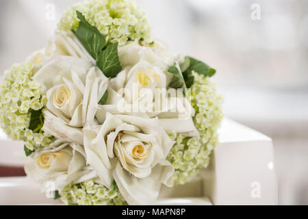 Brautstrauß aus weissen Rosen. Künstliche Blumen in Tau Stockfoto