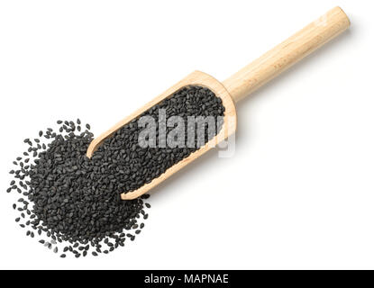 Schwarze Sesamsamen in die hölzerne Schaufel, auf weißem Hintergrund Stockfoto