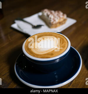 Kaffee spät Kunst in Schale auf dem Tisch Stockfoto