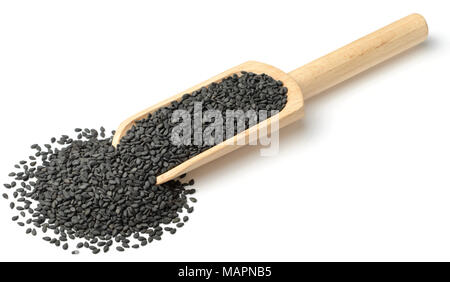 Schwarze Sesamsamen in die hölzerne Schaufel, auf weißem Hintergrund Stockfoto