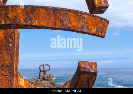 Rostigem Eisen in der Skulptur der Kamm der Wind, San Sebastian, Peine del Viento XV, drei Skulpturen von Eduardo Chillida. San Sebastian, Stockfoto