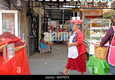 Einer der Eingänge zu den wichtigsten Markt in der Altstadt von Oaxaca, Mexiko, zeigt die Energie und einzigartige Straßenbild der Gegend. Stockfoto