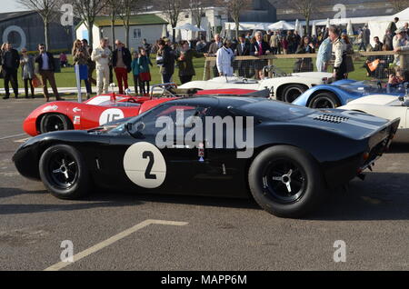 Original Ford GT40-Rennwagen am 2014 Goodwood Revival jeden September am West Sussex Rennstrecke statt. Stockfoto