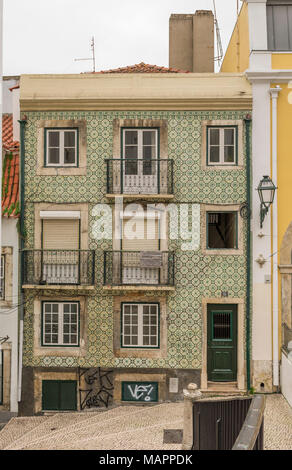 Keramische Fliesen- Fassaden in der Bairro Alto Viertel der Stadt Lissabon, Portugal. Stockfoto