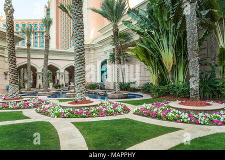 Außerhalb der Gärten der Atlantis Palm Resort auf der Palme in Dubai, Vereinigte Arabische Emirate, Naher Osten. Stockfoto