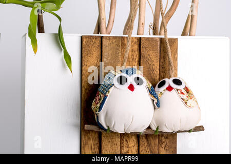 Handgefertigte Weihnachten Neuheit Familie von zwei Eulen Ornament Dekoration an der Wand oder Tür Aufhängevorrichtung für Holz- Hintergrund Handarbeit aus Stoff gefüllt Stockfoto