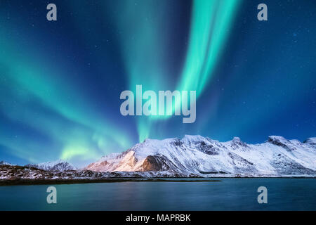 Nordinsel Licht unter Bergen. Wunderschöne natürliche Landschaft im Norwegen Stockfoto