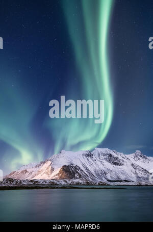 Nordinsel Licht unter Bergen. Wunderschöne natürliche Landschaft im Norwegen Stockfoto