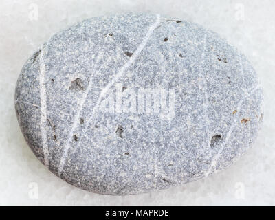 Makroaufnahmen von natürlichen Mineralgestein Muster - trommelsteine grauwacke Sandstein auf weißem Hintergrund Stockfoto